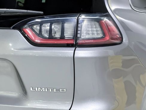 Used 2019 Jeep Cherokee Limited image 12