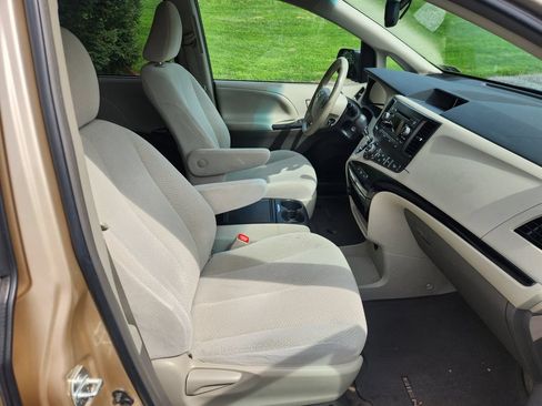 Used 2013 Toyota Sienna LE w/ Towing Pkg FWD image 13