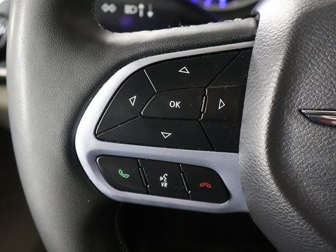 Used 2024 Chrysler Pacifica Touring-L FWD image 35