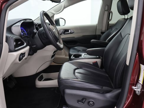 Used 2023 Chrysler Pacifica Touring-L AWD/4WD image 8