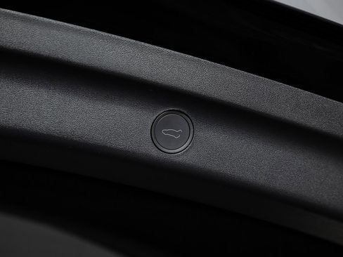 Used 2023 Tesla Model Y Long Range image 21