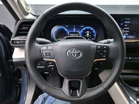 Used 2025 Toyota Crown Limited image 6