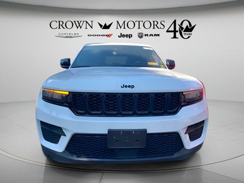 Used 2022 Jeep Grand Cherokee Altitude AWD/4WD image 6
