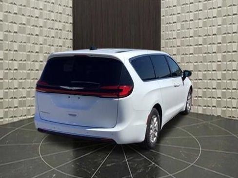 Certified 2025 Chrysler Pacifica Select FWD image 5