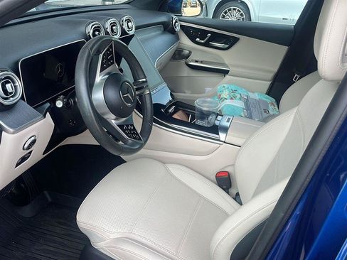 Used 2025 Mercedes-Benz GLC 300 image 2