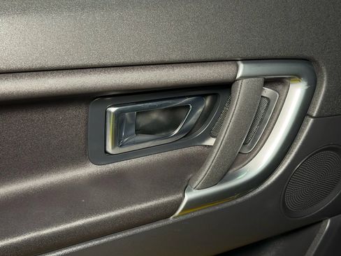 Used 2017 Land Rover Discovery Sport SE image 18