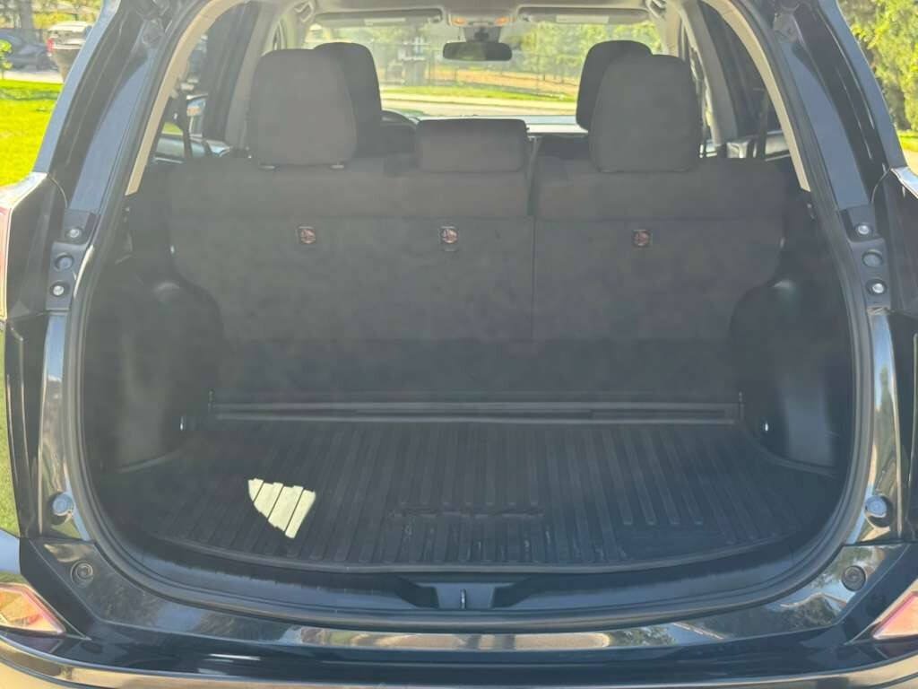 Used 2018 Toyota RAV4 XLE AWD/4WD image 14