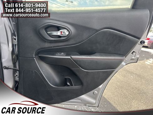 Used 2019 Jeep Cherokee Trailhawk AWD/4WD image 37