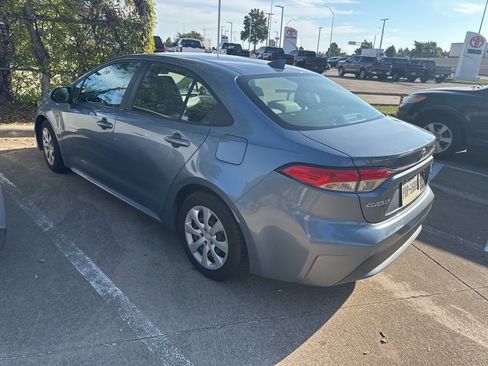 Used 2021 Toyota Corolla LE image 3