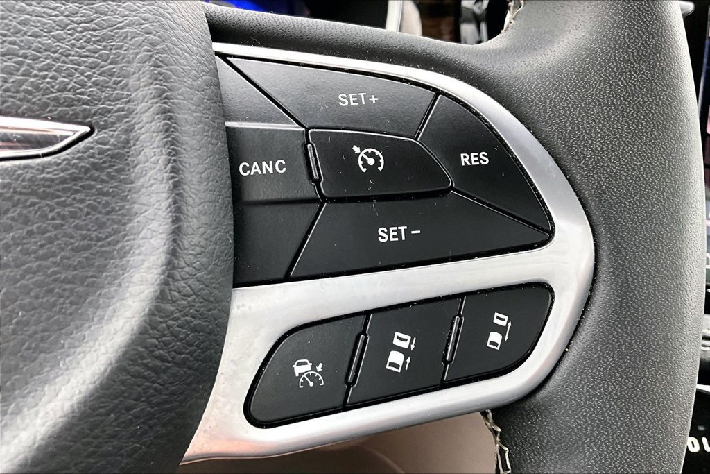 Used 2023 Chrysler Pacifica Limited FWD image 18