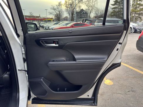 Used 2023 Toyota Highlander XLE FWD image 38