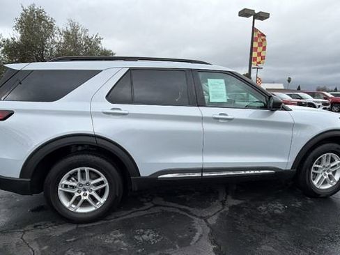 Used 2025 Ford Explorer Active image 3