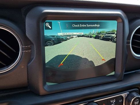 Certified 2022 Jeep Gladiator Overland w/ Popular Equipment Package AWD/4WD image 17