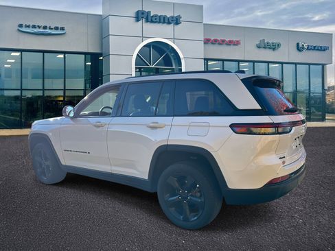 Used 2023 Jeep Grand Cherokee Limited w/ Black Appearance Package image 3