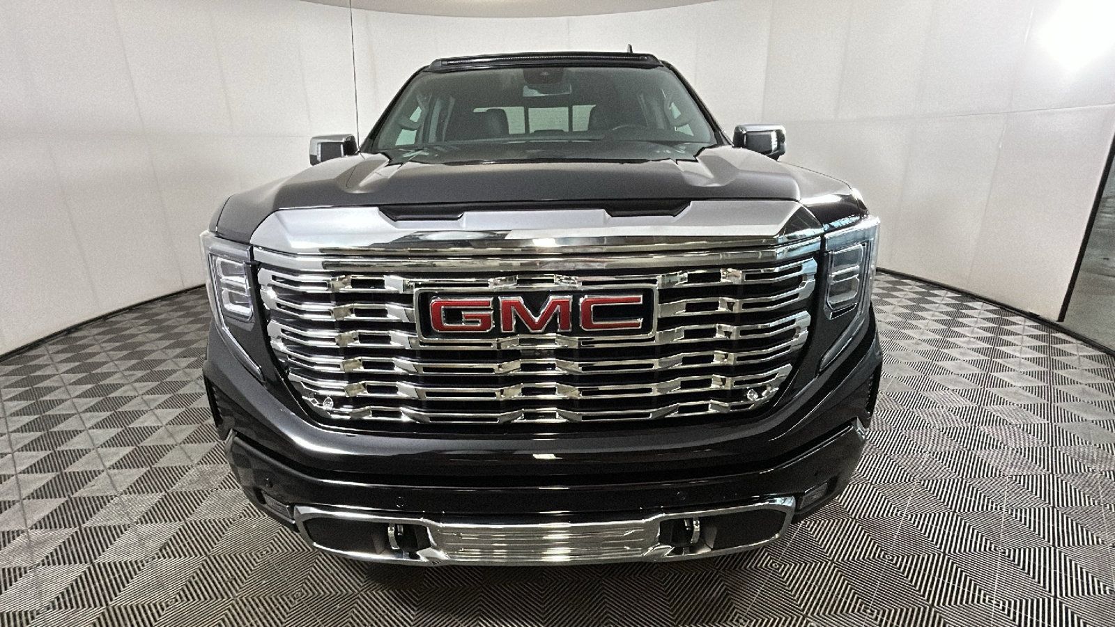 Used 2025 GMC Sierra 1500 Denali AWD/4WD image 9