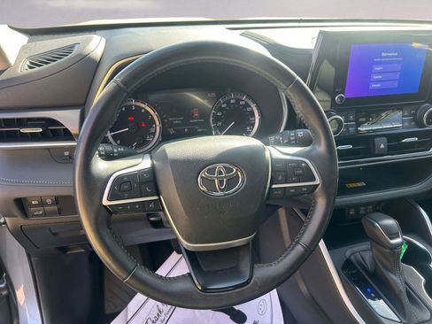 Used 2023 Toyota Highlander XLE image 12