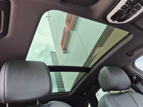 Certified 2025 Porsche Macan AWD/4WD image 25