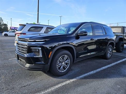 Used 2025 Chevrolet Traverse LT image 3
