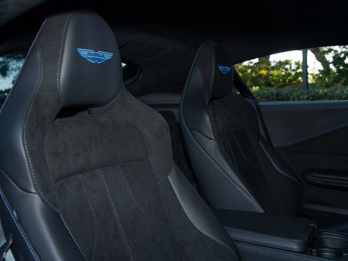 Used 2025 Aston Martin V8 Vantage Coupe image 17