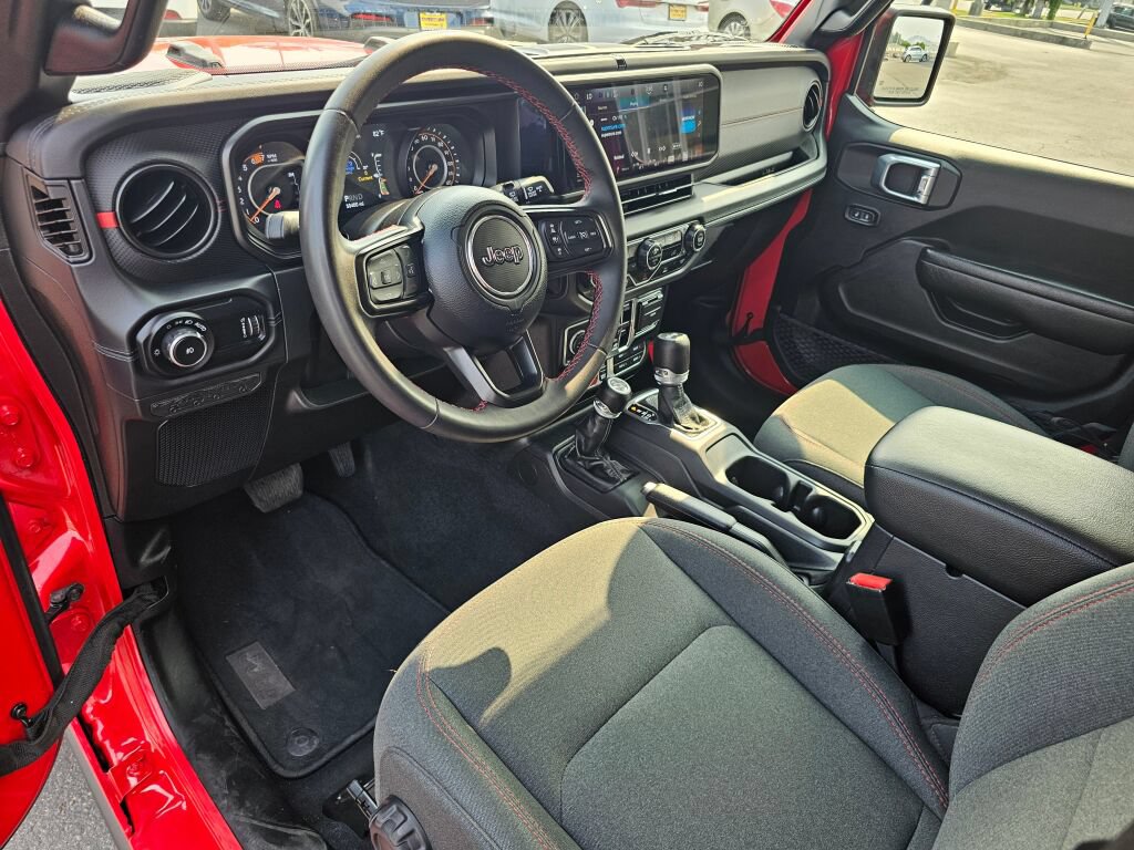 Used 2024 Jeep Wrangler Unlimited Rubicon AWD/4WD image 2