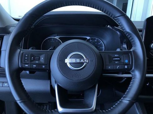 Used 2025 Nissan Pathfinder SV image 24