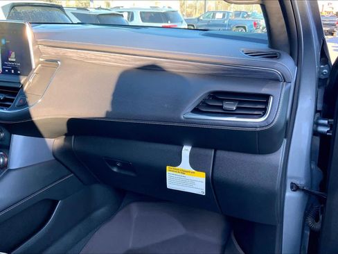 Used 2022 GMC Yukon SLT w/ SLT Premium Package image 16