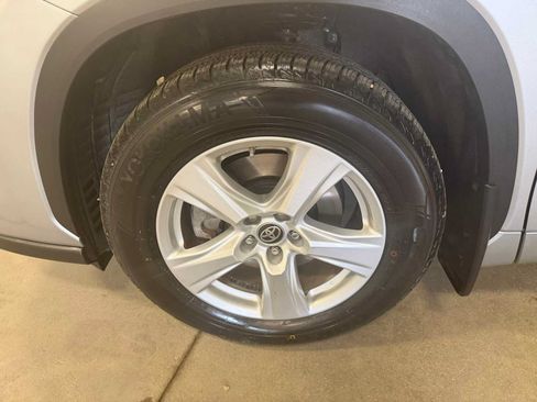 Used 2023 Toyota Highlander LE FWD image 2