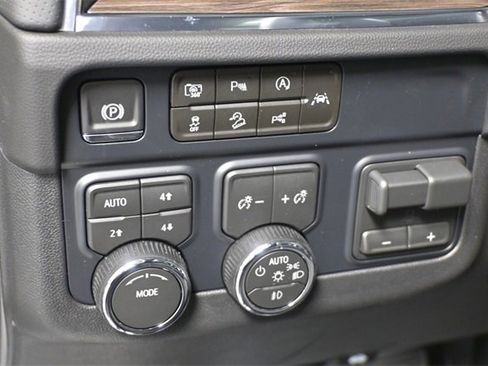 New 2026 Chevrolet Suburban Premier image 21