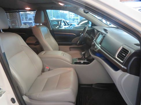 Used 2014 Toyota Highlander Limited image 30