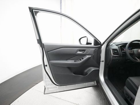 Certified 2025 Nissan Rogue SV image 28