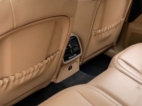 Certified 2023 Porsche Macan image 16