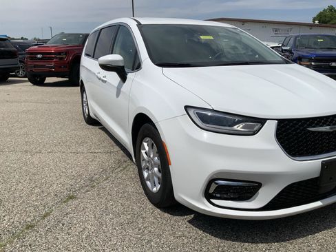 Used 2023 Chrysler Pacifica Touring-L FWD image 15