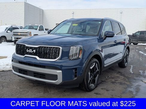 Used 2023 Kia Telluride EX w/ EX Captain's Chair Package image 3