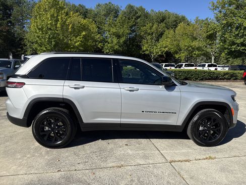 New 2025 Jeep Grand Cherokee Altitude image 8