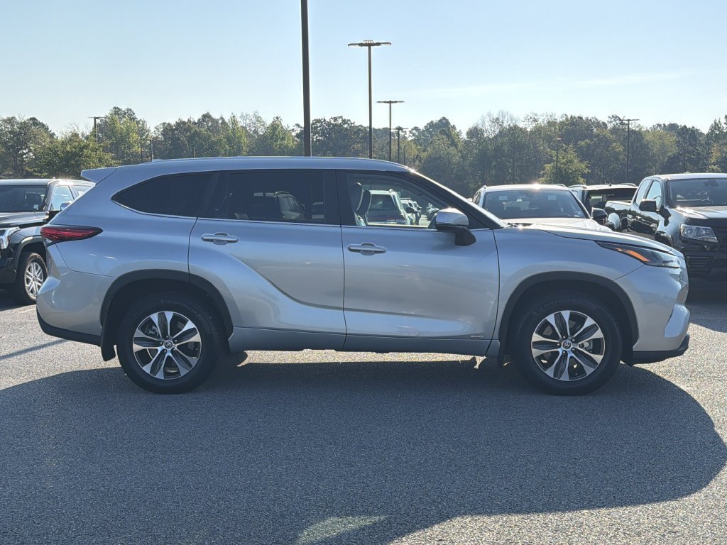 Used 2023 Toyota Highlander XLE AWD/4WD image 6