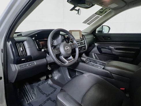 Used 2025 Nissan Pathfinder SV FWD image 30