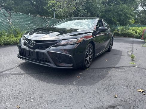 Used 2021 Toyota Camry SE w/ Cold Weather Package FWD image 2