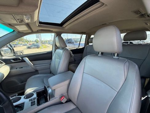 Used 2012 Toyota Highlander SE w/ Tow Pkg FWD image 13