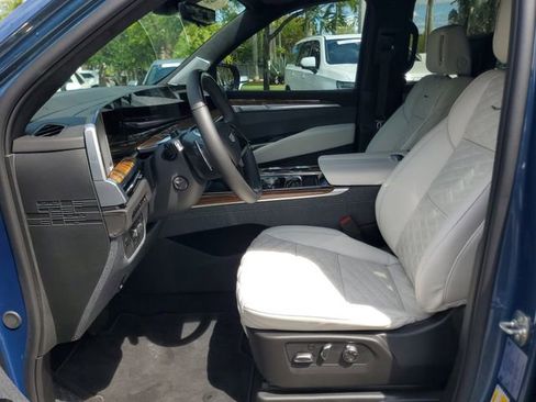 Used 2026 Cadillac Escalade ESV Platinum Sport image 18