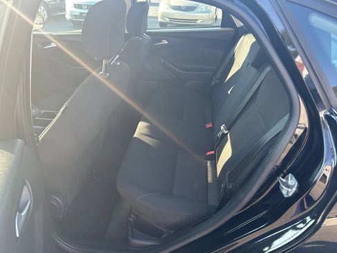 Used 2018 Ford Focus SE w/ SE Appearance Package FWD image 10