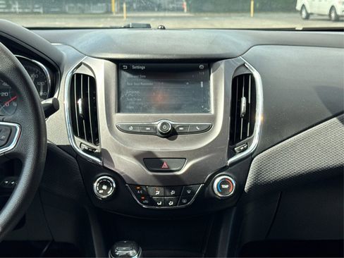 Used 2018 Chevrolet Cruze LT image 17