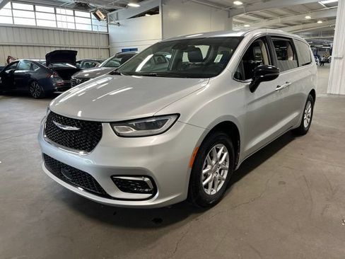 Used 2024 Chrysler Pacifica Touring-L FWD image 7