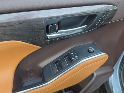 Used 2021 Toyota Highlander Platinum image 18