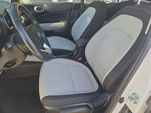 Used 2025 Hyundai Venue SEL FWD image 14
