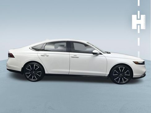 Used 2024 Honda Accord Touring image 3