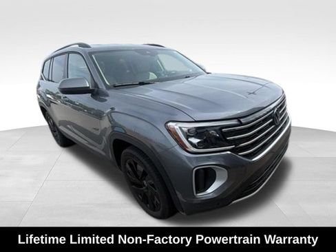Used 2024 Volkswagen Atlas SE w/ Black Wheel Package FWD image 2