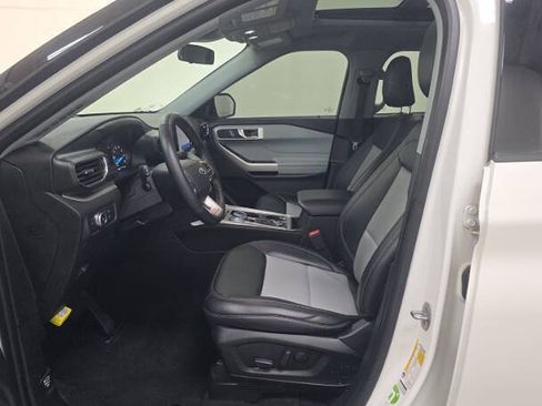 Used 2022 Ford Explorer XLT w/ XLT Sport Appearance Package AWD/4WD image 5