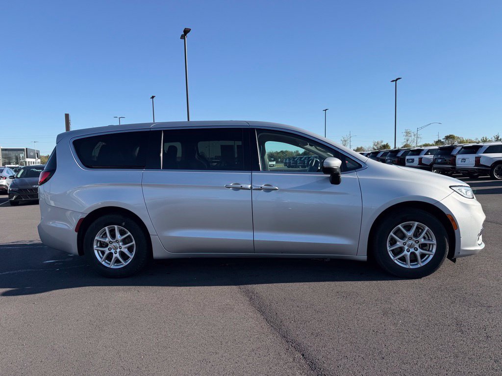 Used 2023 Chrysler Pacifica Touring-L FWD image 4