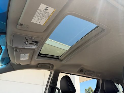 Used 2017 Toyota Sienna SE FWD image 12