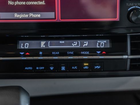 Used 2023 Toyota Sienna LE FWD image 21